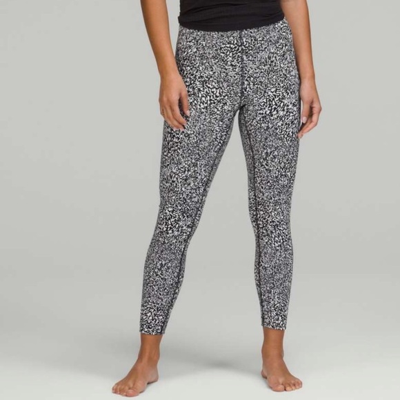 Lululemon InStill High-Rise Tight 25"
Warped Grain Alpine White Black | size 4 - Picture 7 of 9